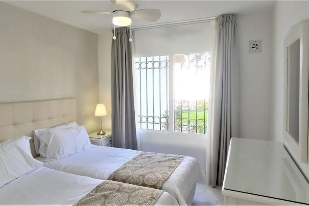 Apartamento Quiet 2 Bedroom Apartment-Sleeps Up To 6 Mijas